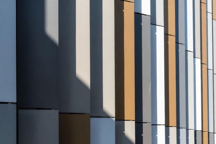 ACP panel color variation caused by fabrication orientation and light reflection differences